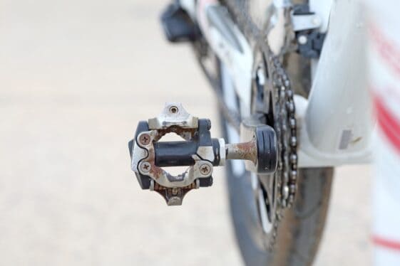 installing mountain bike pedals